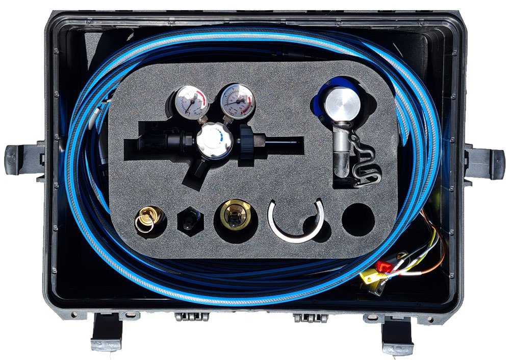 open accessory case: couplings, SF6 hoses and pressure reducer